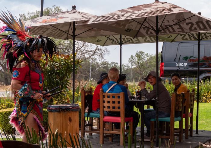 Danza prehispanica en el restaurante