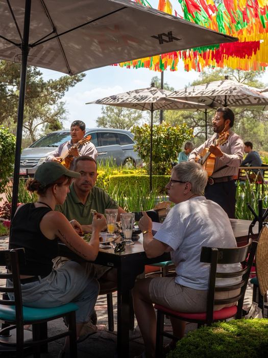 Musicos amenizando en terraza